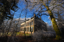 900061 Gezicht op het landhuis Oud Amelisweerd (Koningslaan 9) te Bunnik, tijdens winterse omstandigheden.